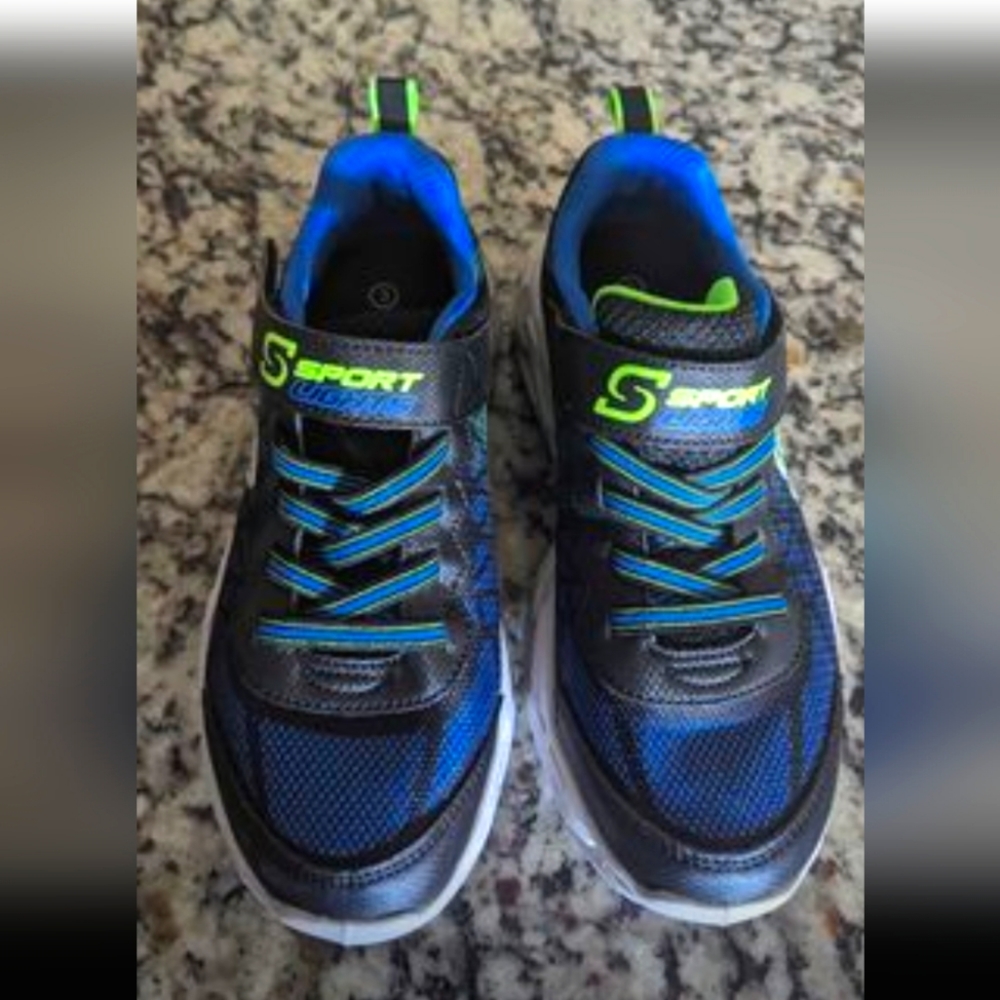 Tennis shoes New size 3 boys